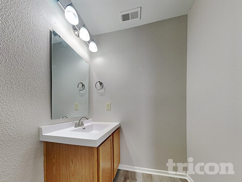 Building Photo - 8039 Retreat Ln