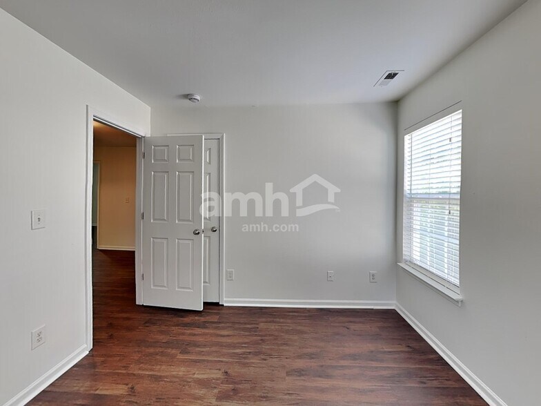 Building Photo - 5001 Autumn Oak Dr
