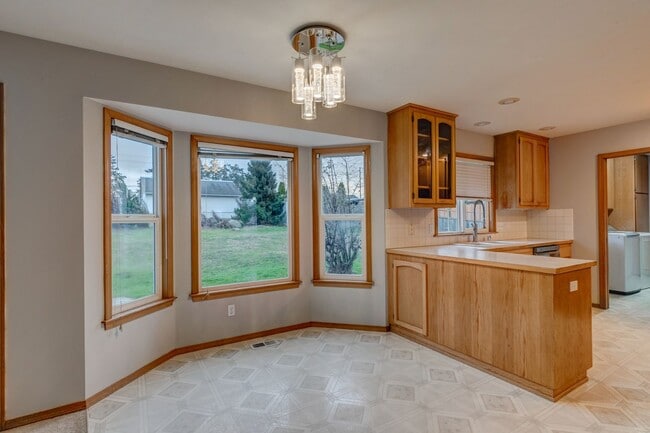 Building Photo - 4 bedroom, 3 bath Dog Friendly Home!