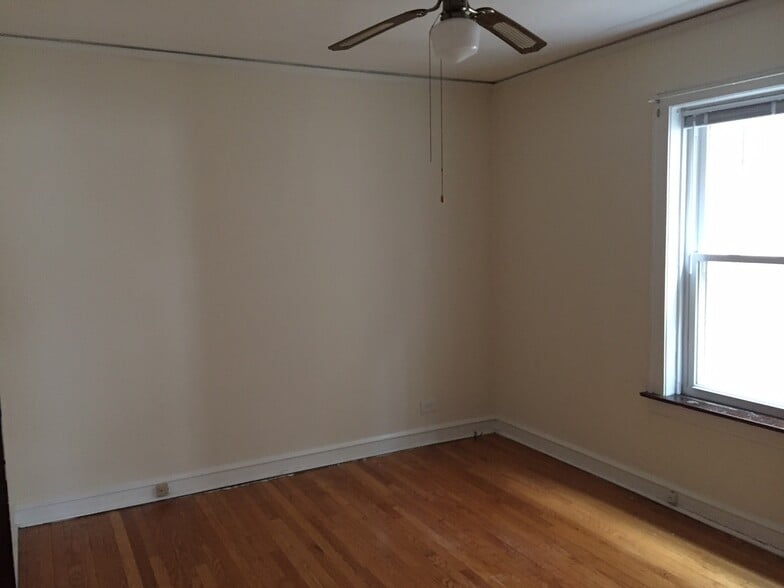 Bedroom 1 - 4844 Elm St