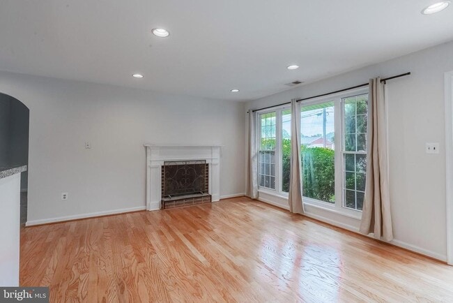 Building Photo - 5008 Treetop Ln