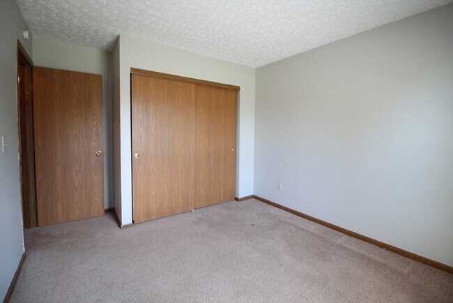 Building Photo - 2 bedroom ranch, duplex
