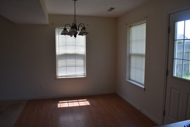 Building Photo - Spacious 3 bedroom, 2.5 bathroom duplex!