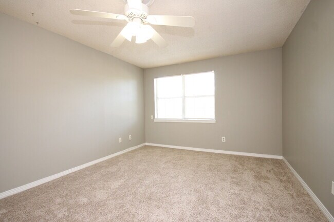 Building Photo - Southwest Pensacola Townhome Near NAS Pensacola with Granite Kitchen & Privacy-Fenced Patio