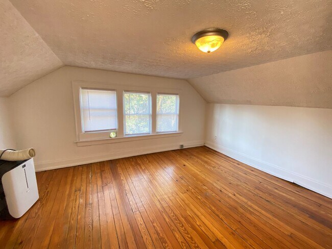 Building Photo - 338 E 18th Ave