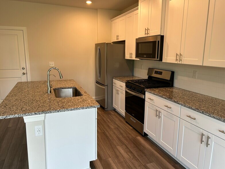 Building Photo - 2016 Belterra Dr