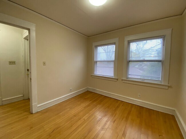 Building Photo - 2533 N Lake Dr