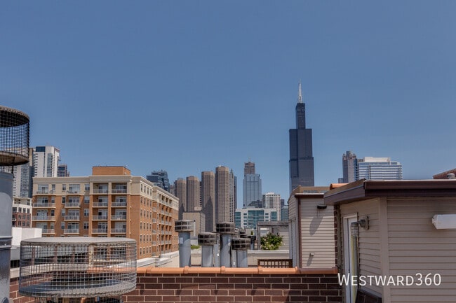 Building Photo - 1033 W Monroe St