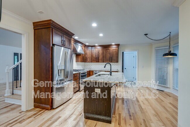 Building Photo - 221 Adams Ct