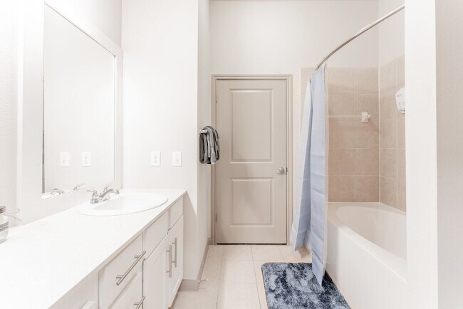 Building Photo - 2301 1/2 Montopolis Dr