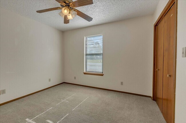 Building Photo - 8929 NE 52nd St