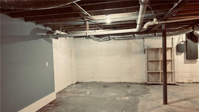 Building Photo - 2325 Elmwood Cir SE