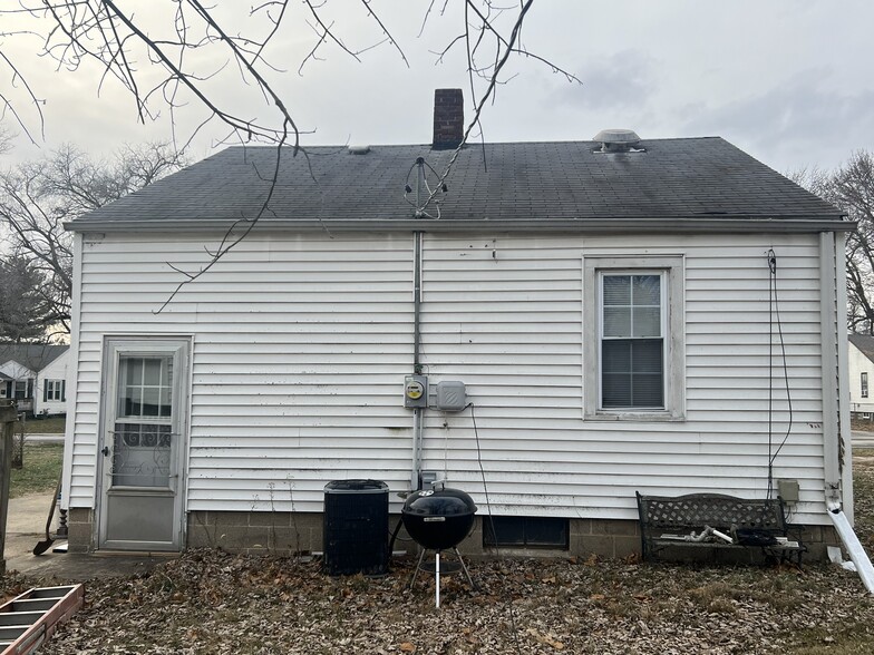 Building Photo - 1020 N Oakcrest Ave