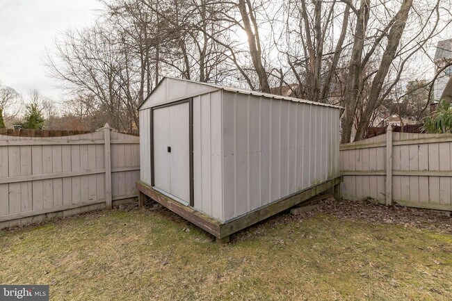 Building Photo - 9 Sharon Ln