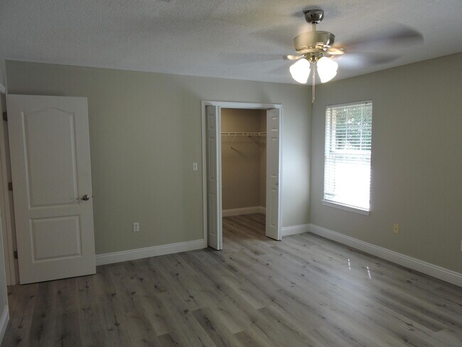 Building Photo - 213 Southgate Dr
