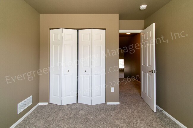 Building Photo - 3 bed, 3 bath Corner Lot in the Maple Hill...