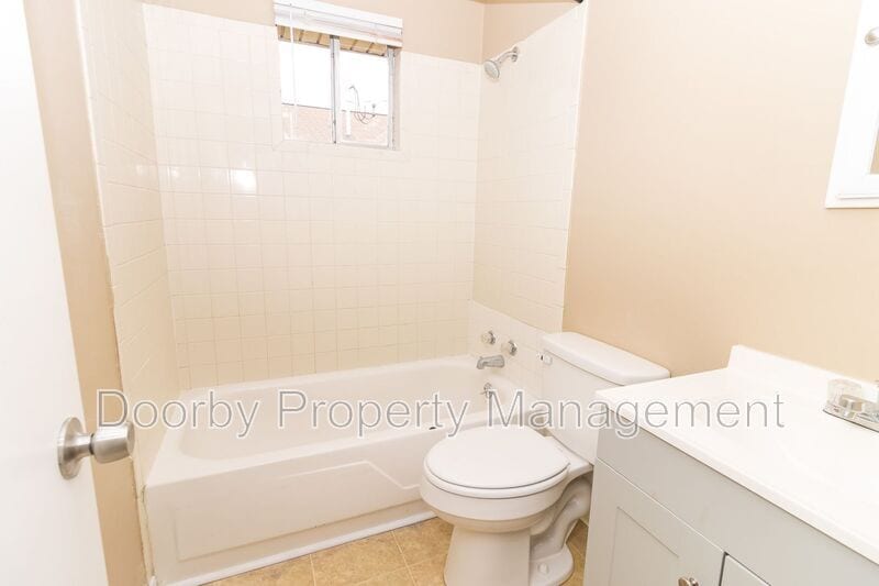 Building Photo - 809 Henderson Ave