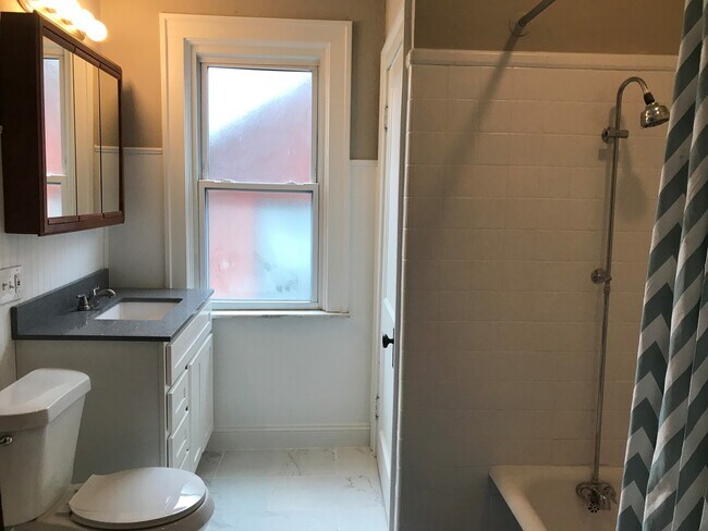 Building Photo - Large Spacious Home with 2 Car Garage in South Hampton