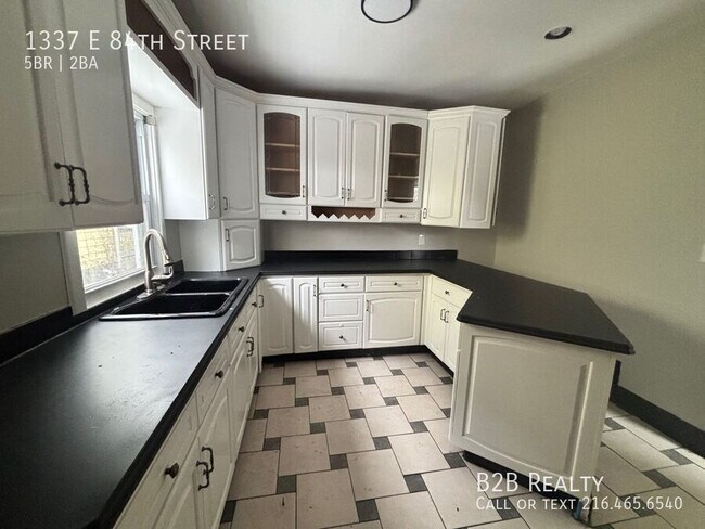 Building Photo - 1337 E 84th St