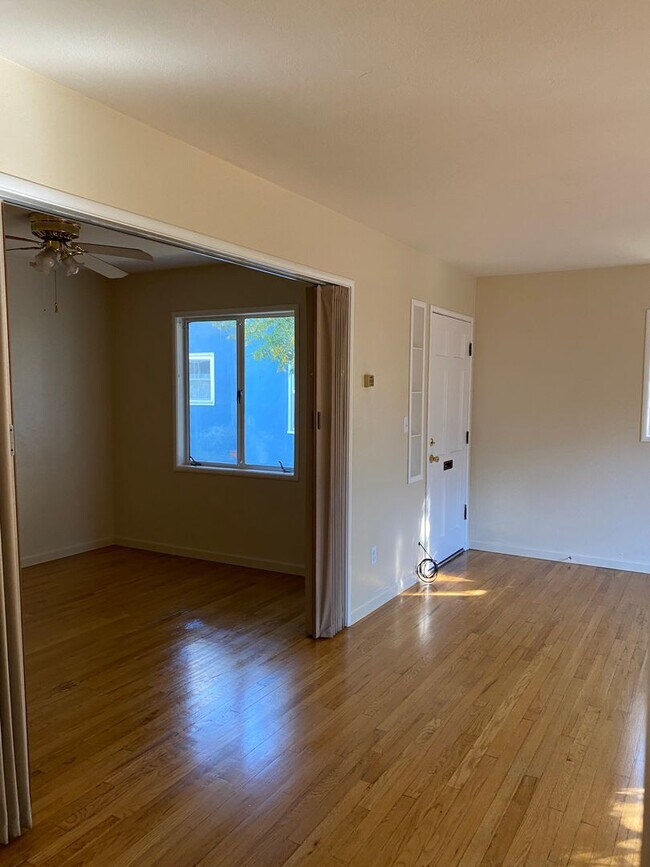 Building Photo - Quaint 2 Bedroom Duplex