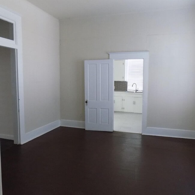 Building Photo - 404 S Lasalle St