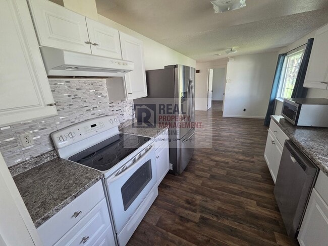 Building Photo - Updated 5 Bedroom Home!