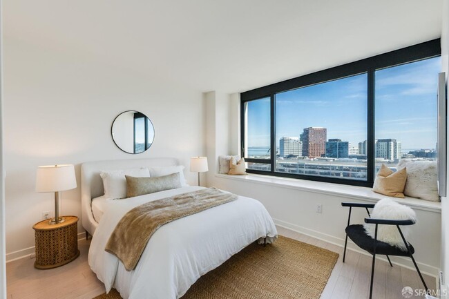 Building Photo - 260 King St