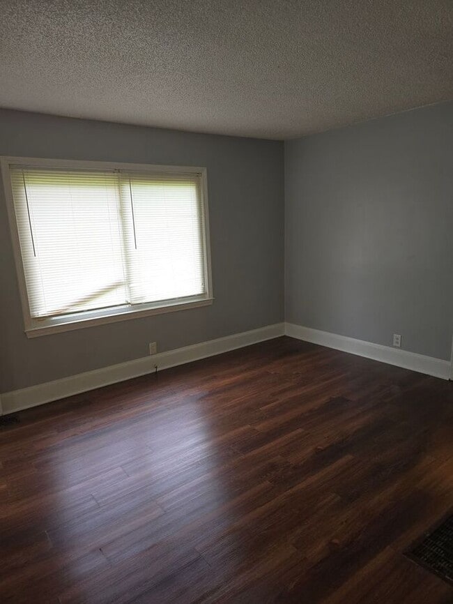 Building Photo - Duplex Available