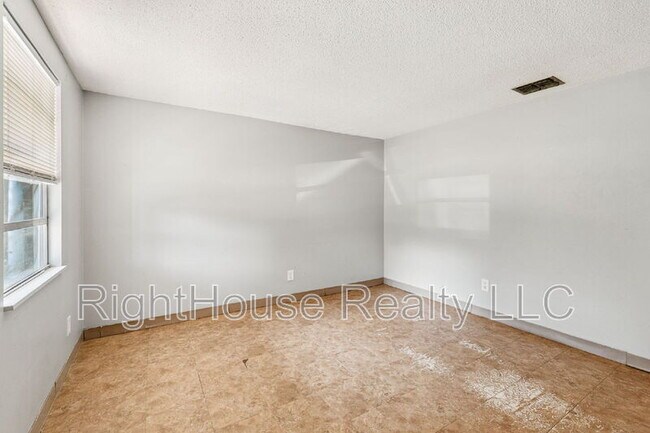 Building Photo - 2430 Tanglewood St