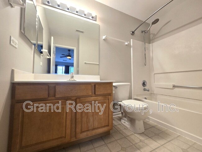 Building Photo - 652 S Rosehall Ln