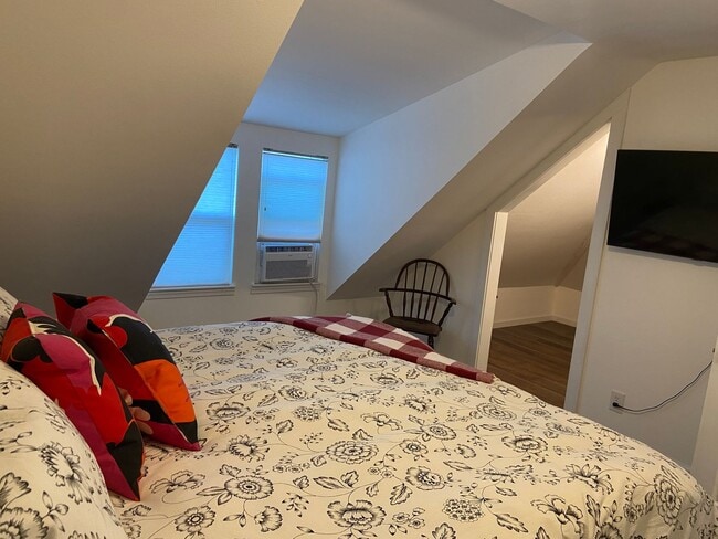 Building Photo - Stylish 3 Bedroom | 2 Bath Duplex in The D...