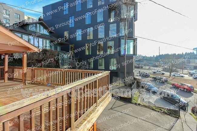 Building Photo - 3232 N Michigan Ave