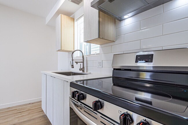 Building Photo - Stylish 2BR + 1 Bath | 1 Month Free Special!