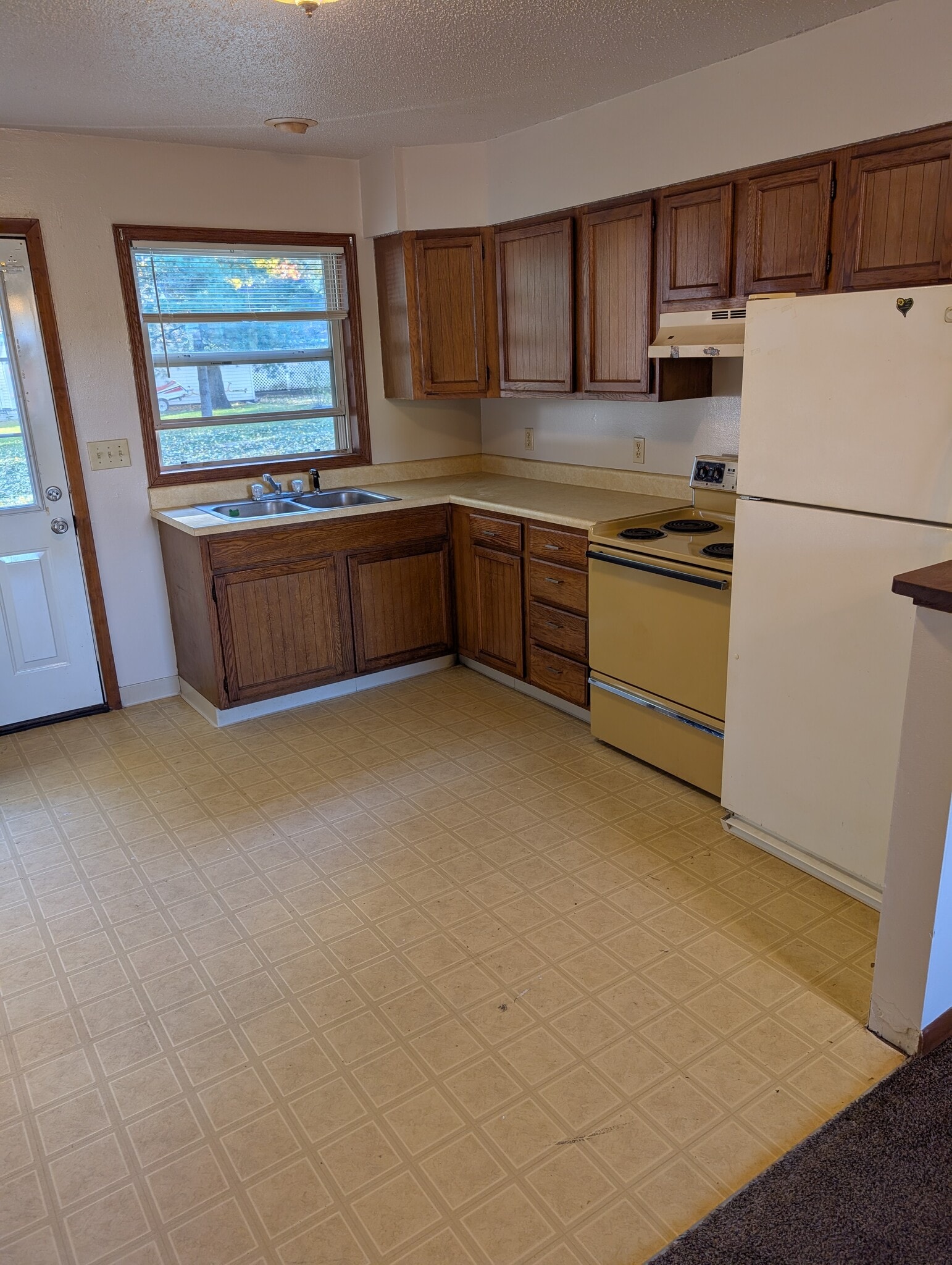 Building Photo - 401 W Walnut St