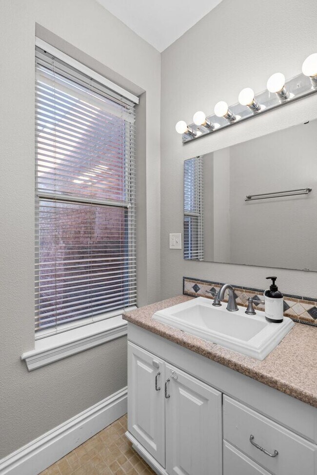 Building Photo - *MOVE IN SPECIAL* High end, 3 bedroom single family home in The Grove!