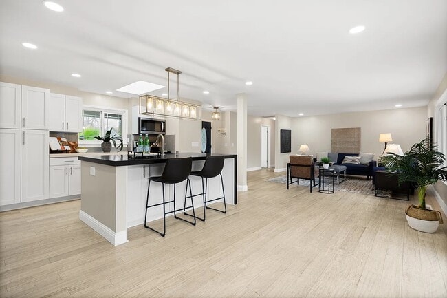 Building Photo - 875 Brittany Ln