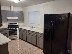Building Photo - 4 Bedroom 2 Bathroom Tropicana & Mountain...