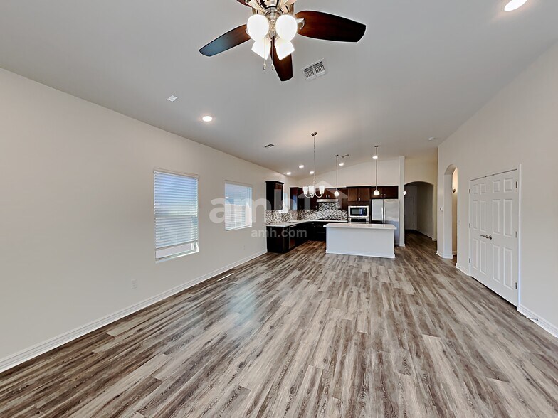 Building Photo - 9081 Blue Saguaro St