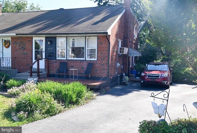 Building Photo - 1095 West Cir