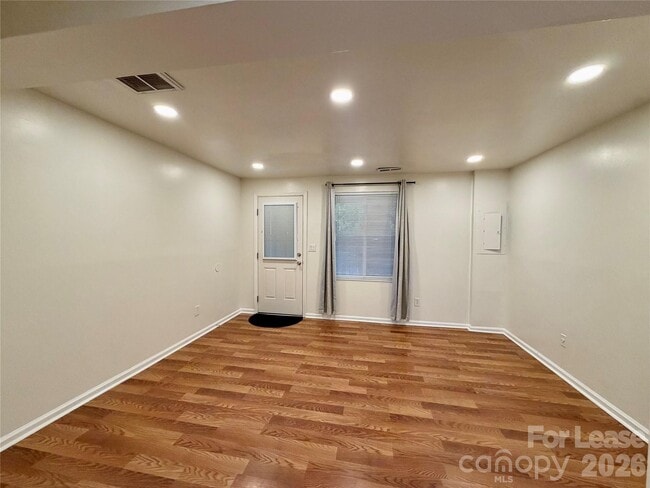 Building Photo - 9604 Vinca Cir