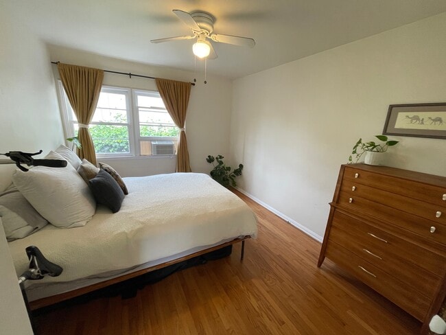 Large bedroom with natural light - 1322 Ocean Park Blvd