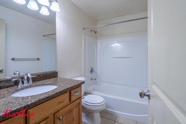 Building Photo - 3 Bedroom Townhome In Fossil Hills!