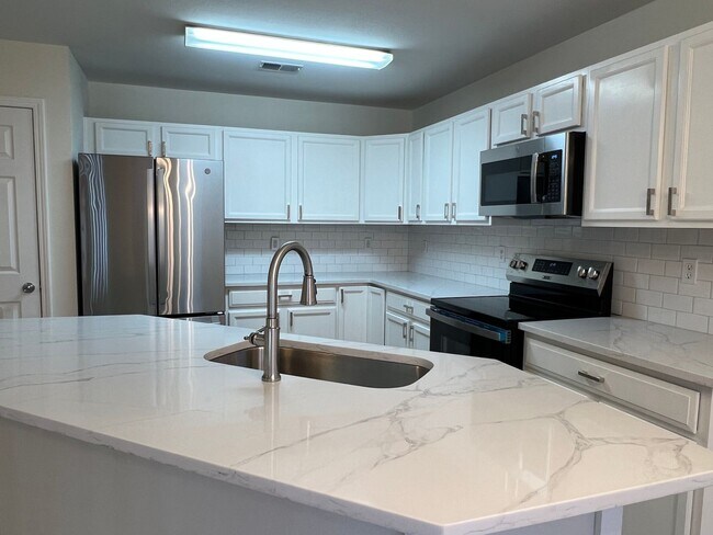 Building Photo - Four Bedroom Town Home with Two Car Garage in University Park-Renovated! Free First Month For Qua...