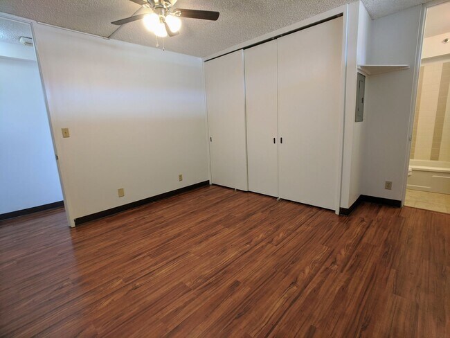 Building Photo - Golf Course, DH View 2 BR / 2 Bath w/2 Assigned Parking @ Fairway House