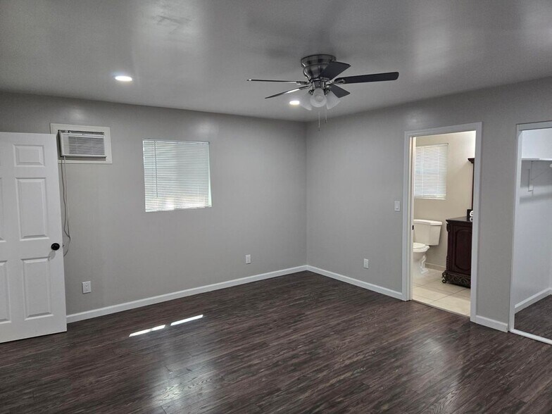 Building Photo - 442 E Arrow, 1/2