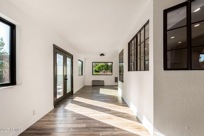 Building Photo - 687 E Park Ave