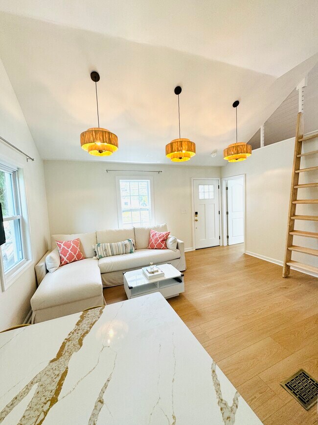 Building Photo - 404 S Horners Ln
