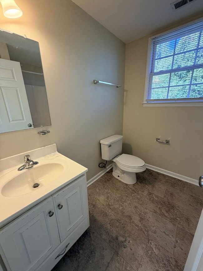 Building Photo - 2 Bedroom 2 Bath Cape Style House in East Asheville