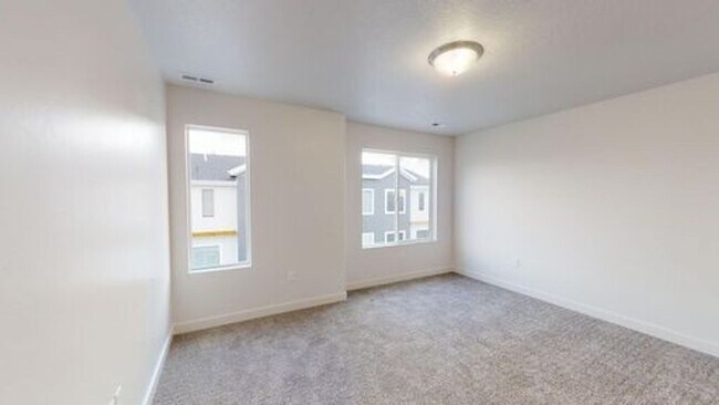 Building Photo - LUXURY TOWNHOME IN OREM!!!