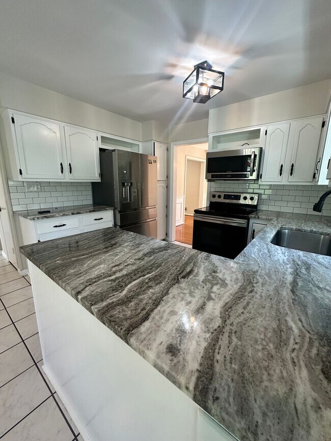 Building Photo - Charming Walk-Out Ranch in Sought-After Ba...